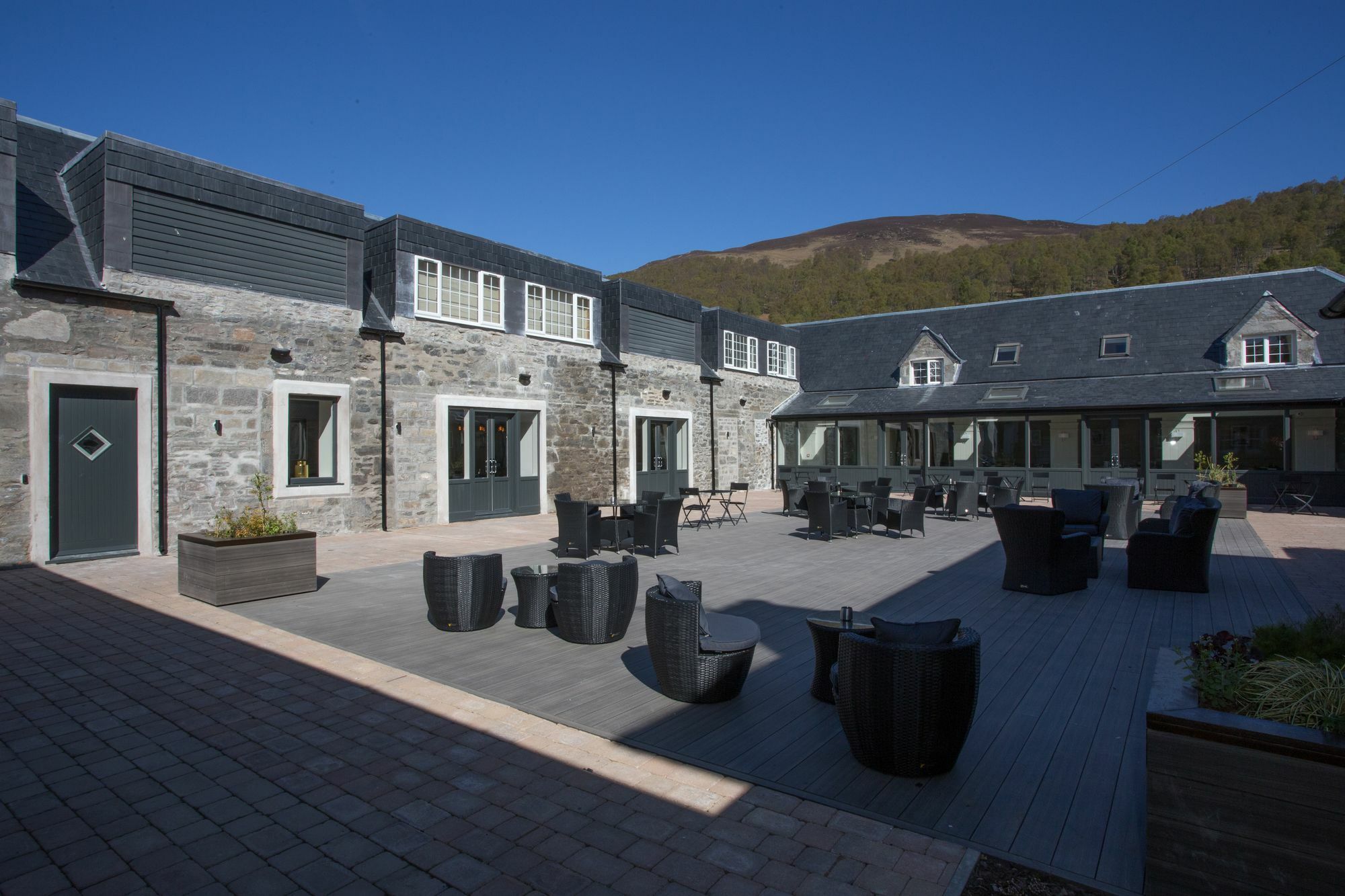 Dunalastair Hotel Suites Kinloch Rannoch Dış mekan fotoğraf The courtyard at the hotel